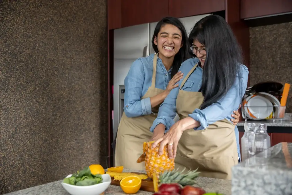 mexican-mother-with-daughter-cutting-fruits
